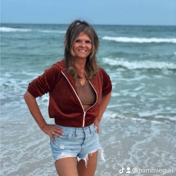 Meet your Posher, Kelly - Picture 2 of 2